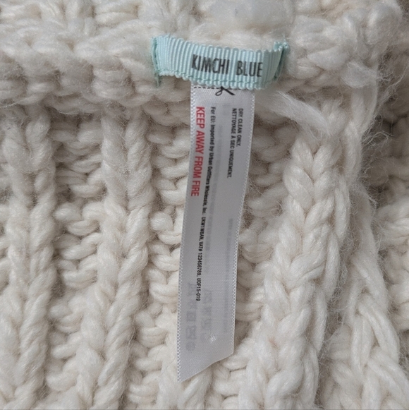 Urban Outfitters Kimchi Blue Ivory Chunky Knit Infinity Scarf - Picture 4 of 5